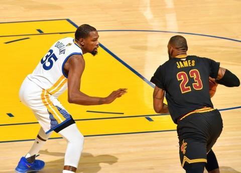 格雷米奥扳平后，主帅梅内塞斯与球迷发生口角并向其竖中指（格雷米奥追平后，主帅梅内塞斯与球迷争执并比中指）