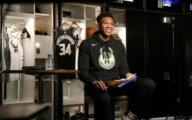 太阳报：麦克托米奈领意甲最佳球员奖，被女友透视着装抢风头（太阳报：麦克托米奈加冕意甲最佳球员，女友透视造型抢镜）