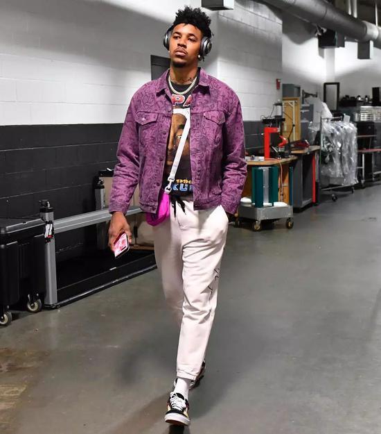 29分大败想起他了？湖人球迷群体高呼勒布朗！美网友让东里给老詹道歉（29分惨败后，湖人球迷齐呼勒布朗，美网友要求东里向老詹致歉）